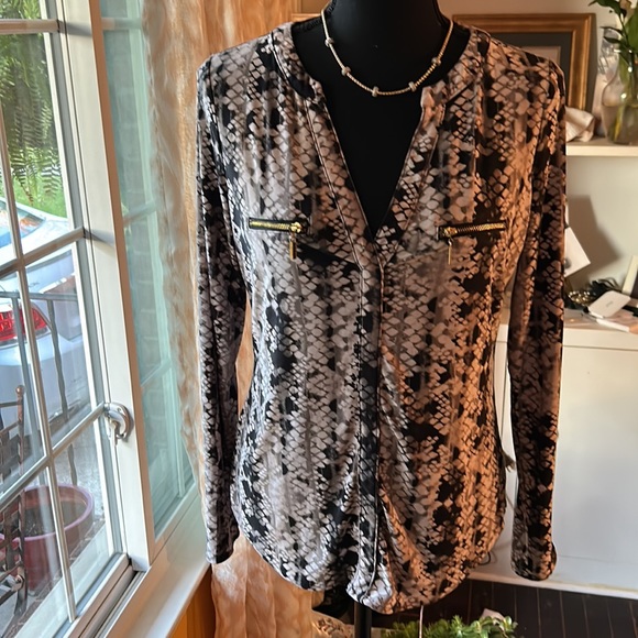 INC Snake Print Front V Neck Long Sleeve Blouse Size small. Gold zipper pocket - Picture 4 of 7